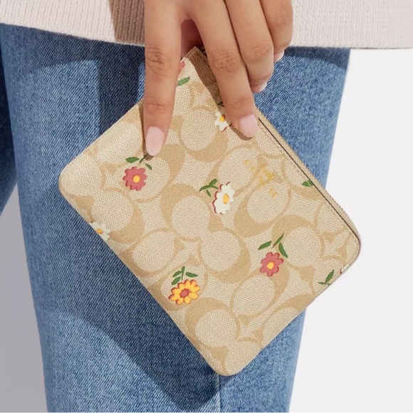 Coach Corner Zip Wristlet Canvas Nostalgic Ditsy Print, limited edition- EUC - Picture 1 of 13